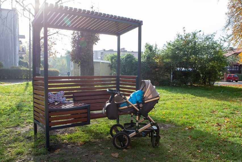 W parku przy Hallera stanęła specjalna ławka dla rodziców. Będzie ich więcej? UM: - Czekamy na opinie  [ZDJĘCIA]