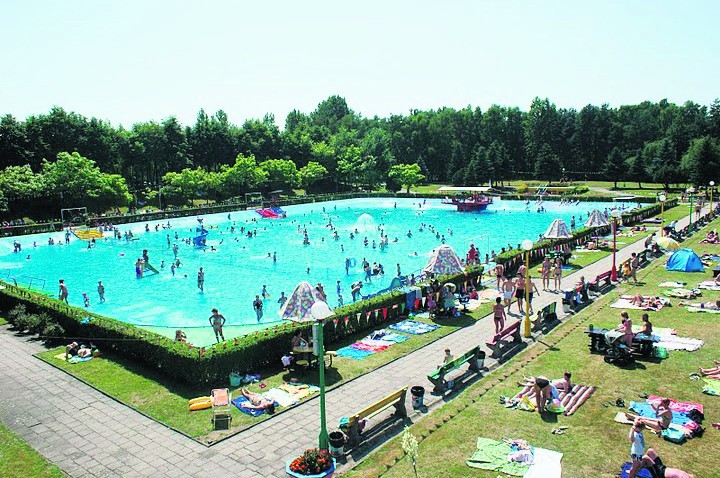 Jedynym czynnym kąpieliskiem w Żorach jest odkryty basen w...