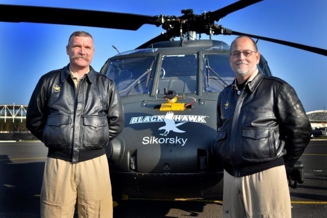 piloci Black Hawk: Polak- test pilot Leszek Pawula i główny pilot doświadczalny w Centrum Lotów Próbnych PZL Mielec Michael Skaggs