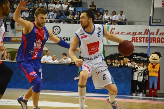 Anwil Włocławek - Wilki Morskie Szczecin 78:54 (20:11, 19:20, 22:3, 17:20)
Statystyki
ANWIL: B. Diduszko 17, D. Jelínek 13, D. Andjušić 13, F. Dmitriew 8, K. Łączyński 5, R. Tomaszek 5, K. Bristol 4, K. Hanke 6, P. Stelmach 3, R. Skibniewski 2, M. Chyliński 2, A. Warszawski 0

Anwil prowadzi w serii do 3 zwycięstw 1:0.
Drugi mecz w niedzielę także w Hali Mistrzów. Początek o godzinie 18.
Wkrótce więcej, w tym wideo z konferencji prasowej.