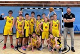 Koszykarze Koszykarskiego Klubu Sportowego z Tarnowskich Gór grają ze zmiennym szczęściem