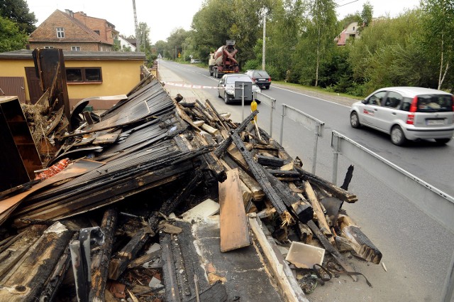 Dom stał tuż przy ulicy. Droga jest wąska i niebezpieczna