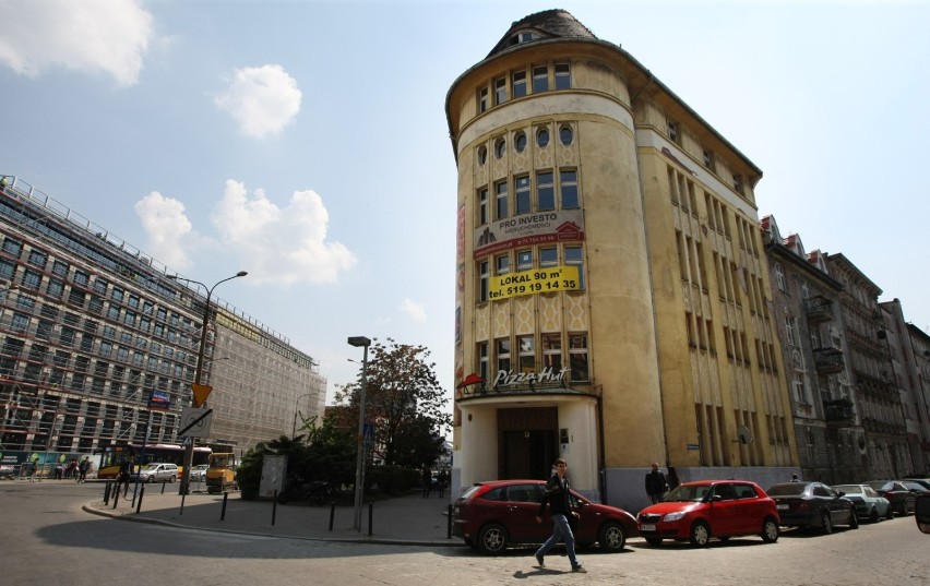 Budynek stoi na rogu ulic Marii Curie-Skłodowskiej i...
