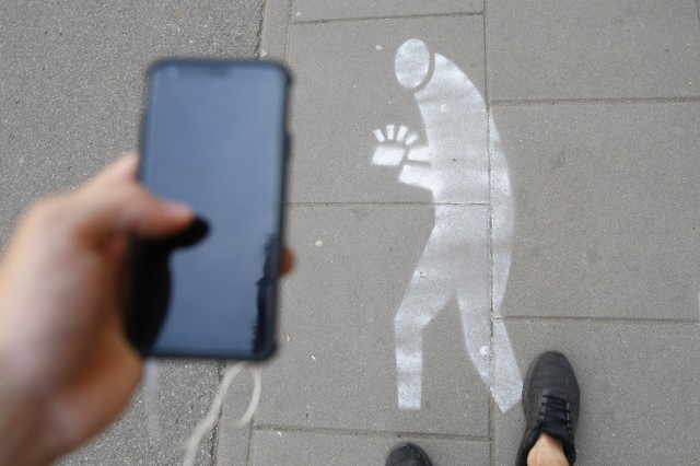 Ścieżka dla ludzi ze smartfonami. Zagapieni w telefon będą mieli własny pas ruchu?