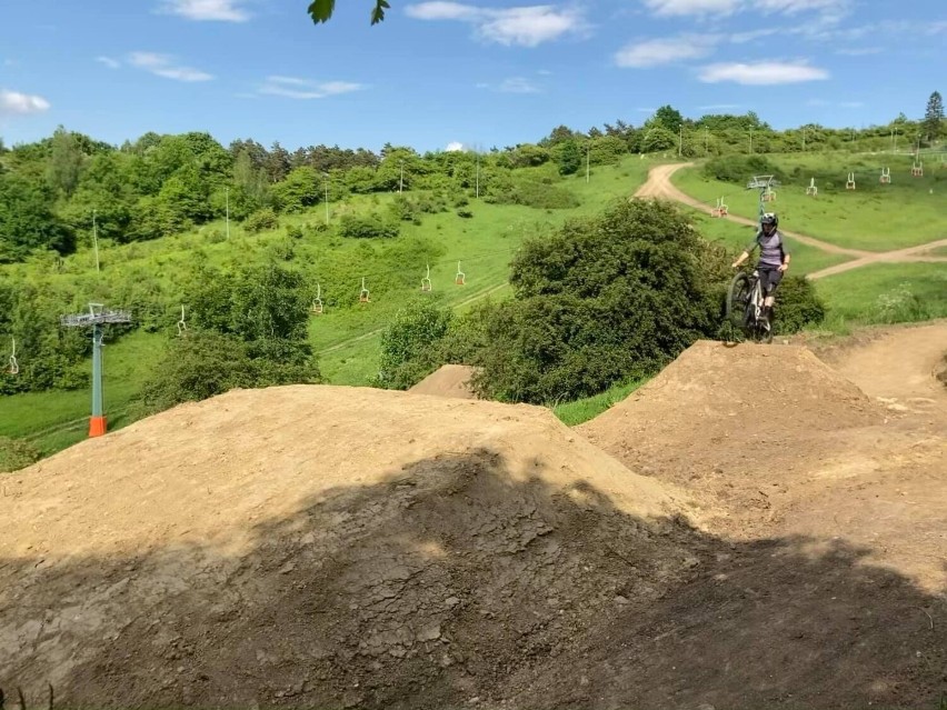 Przemyśl. Na stoku narciarskim otwarto park rowerowy "Fort Trails" [ZDJĘCIA]