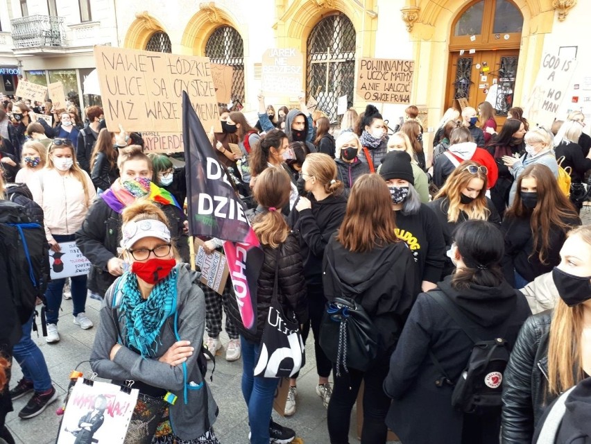 Trwa protest kobiet w Łodzi. Po godzinie 12 kilka tysięcy...