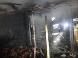 Pożar w Kuźminie. Strażacy z 6 jednostek gasili budynek gospodarczy [ZDJĘCIA]