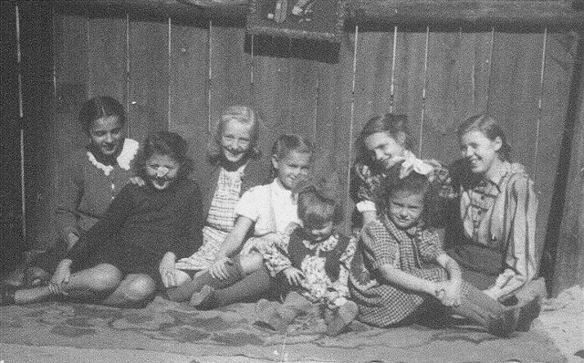 1944 rok. Dziewczynki grające w przedstawieniu dla uciekinierów