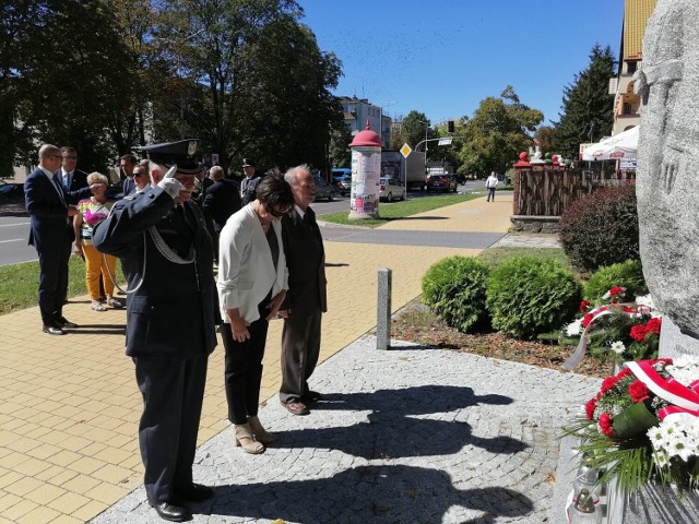 Po przemówieniach delegacje złożyły przy pomniku wiązanki kwiatów. Zobacz galerie zdjęć