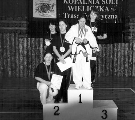 &quot;Orientalne&quot; seniorki na mistrzowskim podium: Marta Brylińska, Justyna Andrzejewska, Katarzyna Banasik i Magdalena Zygier. Kuca Agnieszka Gwóźdź.