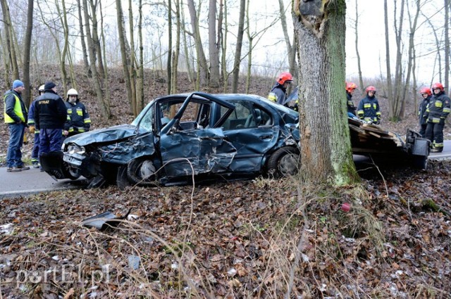 Wypadek Nowe Monasterzysko. Auto uderzyło w drzewo