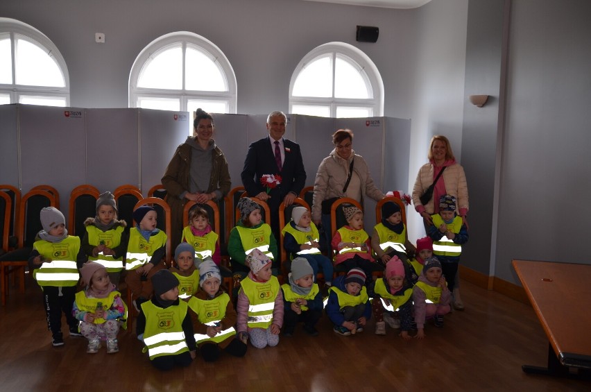 Przedszkolaki odwiedziły burmistrza w urzędzie miejskim - 27...
