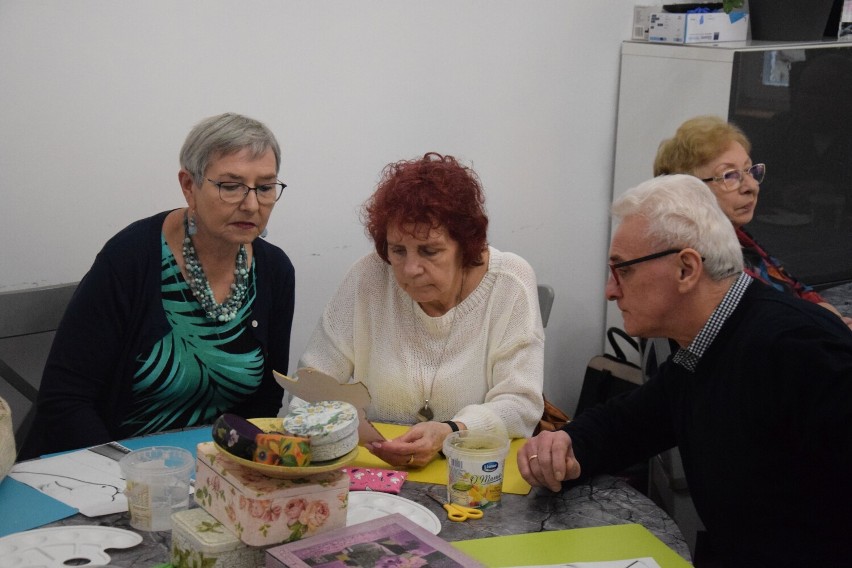 Artystyczne zakończenie Tygodnia Małżeństw w Śremie. Seniorzy uczestniczyli w kreatywnych warsztatach dla par [zdjęcia]