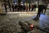 13 grudnia - 31. rocznica wprowadzenia stanu wojennego. W Łodzi Młodzi Demokraci zapalili znicze