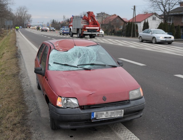 Na zdjęciu samochód renault, którym 28-letni kierowca potrącił pieszego.