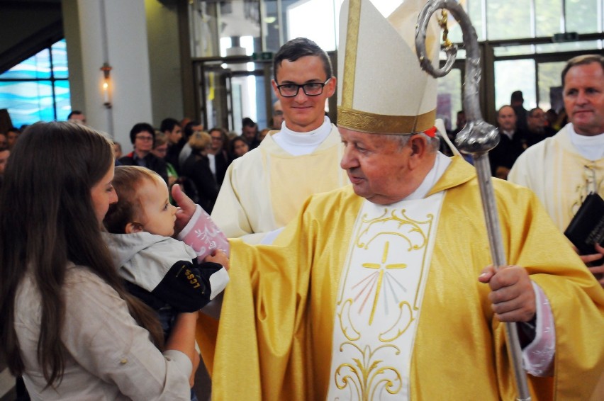 Kard. Stanisław Dziwisz odprawił jedną z wczorajszych mszy w...