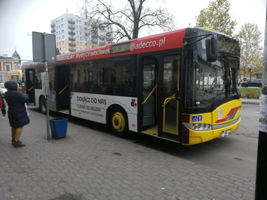 Wypadek na placu Wolności. Autobus MPK Włocławek potrącił młodego mężczyznę [zdjęcia]