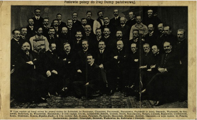 Posłowie polscy do II Dumy - rok 1907. Felicjan Otocki stoi pierwszy od lewej w drugim rzędzie. Fotografię opublikowano w Kalendarzu na rok przestępny 1908, wyd. Katolickie Towarzystwo Dobroczynności.