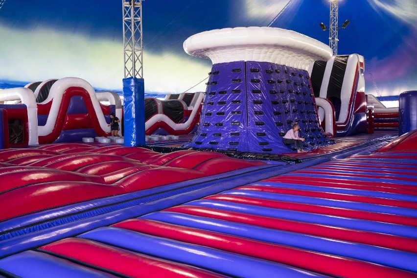Dmuchany park rozrywki w Warszawie. Monster Bounce to największa instalacja w tej części Europy