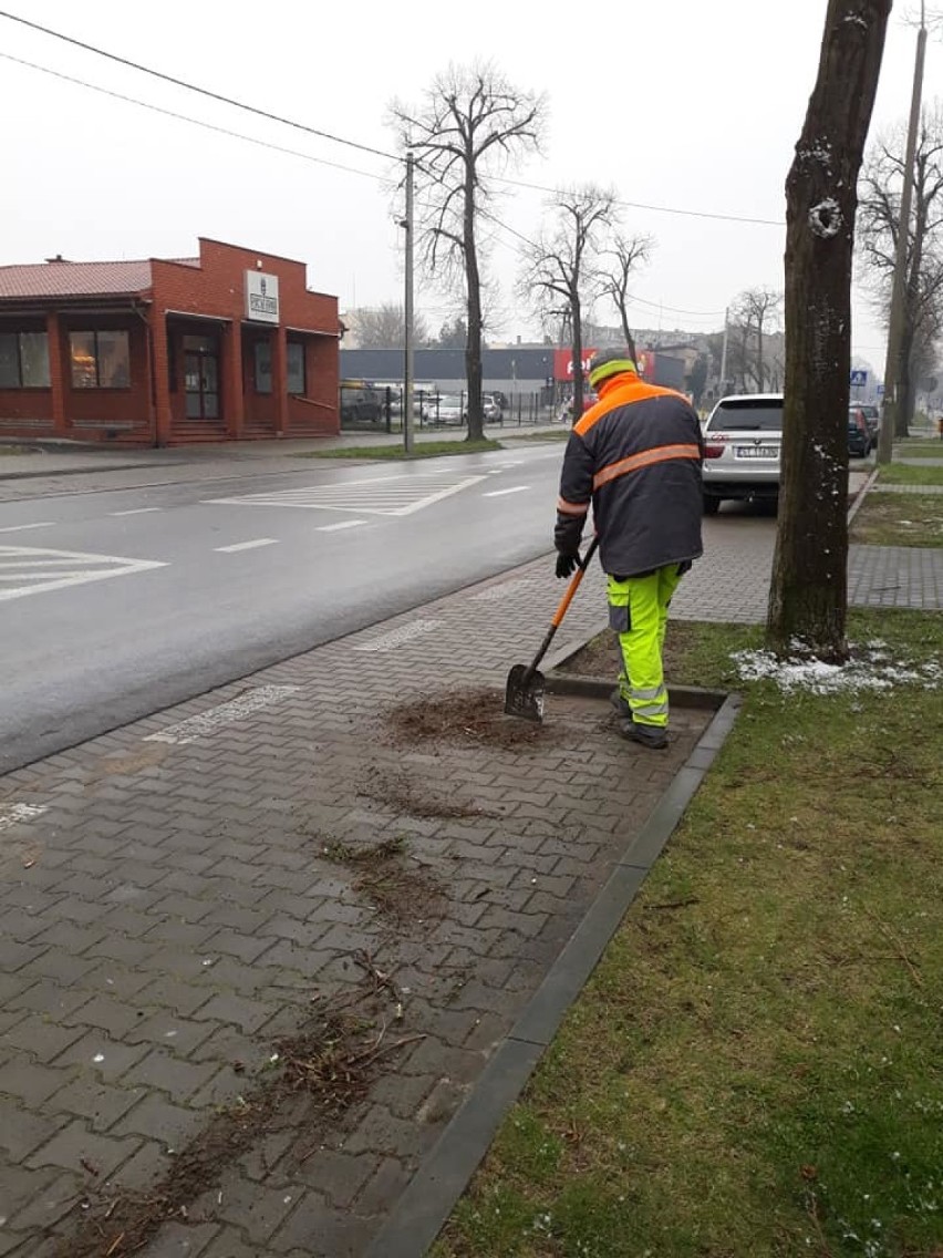 Sprzątanie dróg powiatowych w Zduńskiej Woli