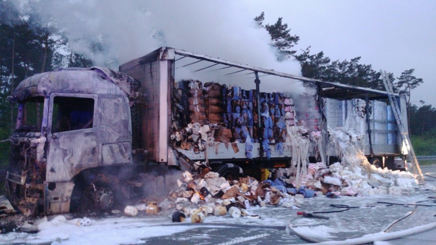 Pożar ciężarówki na S8 koło Zduńskiej Woli [zdjęcia]
