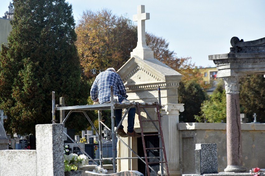 Gorlice. Na cmentarz parafialny wracają kwestarze, będą zbierać datki na ratowanie wymagających odnowienia pomników i grobowców