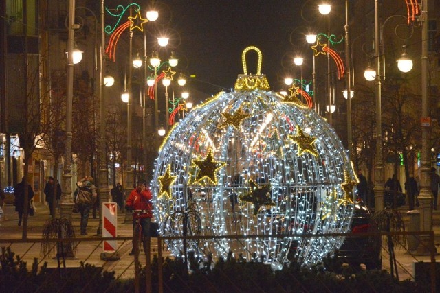 W czwartek, 5 grudnia, w Kielcach rozbłysły świąteczne iluminacje. Ulice miasta są udekorowane tysiącami lampek, które wprowadzają ciepłą, bożonarodzeniową atmosferę. 

Więcej zdjęć świątecznych dekoracji w Kielcach na następnych slajdach. 

