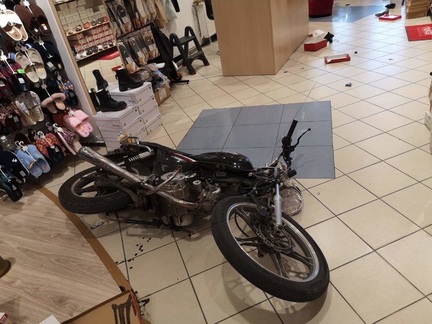 Wjechał motocyklem do sklepu przy ul. Toruńskiej w Grudziądzu i uciekł [zdjęcia, wideo]