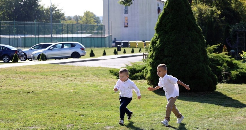 Dzieci wesoło przybiegły do szkoły! Tak wyglądało rozpoczęcie roku szkolnego w Leśniowicach i Sielcu. Zobacz zdjęcia