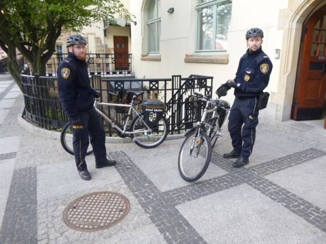 Strażnicy patrolują miasto również na rowerach