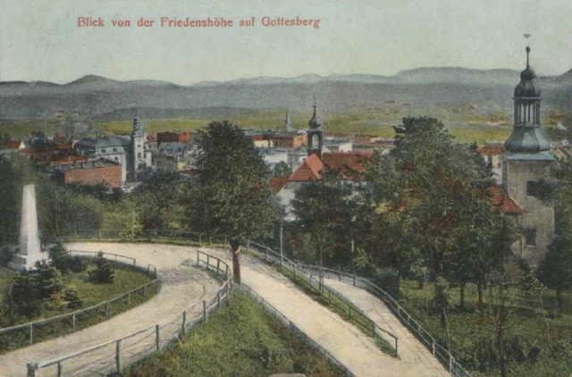 Lata 1908-1909 , Widok z góry parkowej na Boguszów. Widzimy kościół św. Trójcy oraz ratusz.
