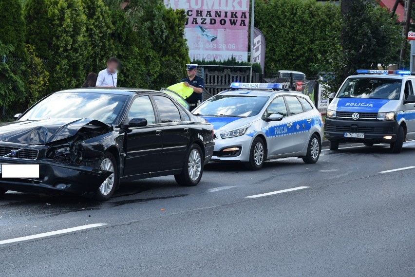 Wieluń. 32-latek mając ponad 2 promile najechał na tył volvo. Poszkodowane zostały 2 osoby ZDJĘCIA