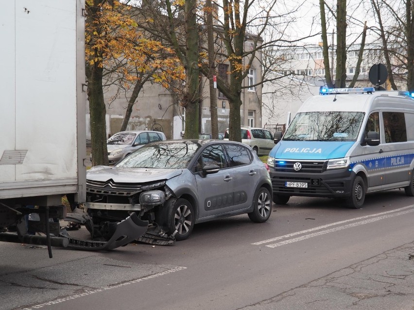 Wypadek na ulicy Wielkopolskiej. Citroen uderzył w tył ciężarówki. ZDJĘCIA