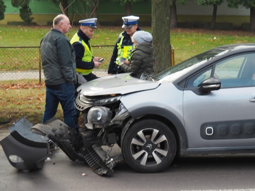 Wypadek na ulicy Wielkopolskiej. Citroen uderzył w tył ciężarówki. ZDJĘCIA