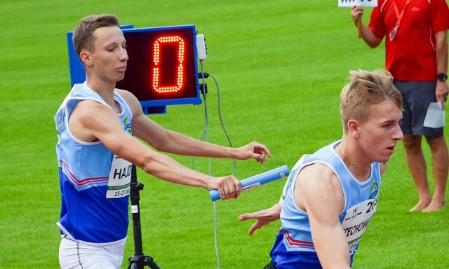 Lekkoatleci pilskiej Gwdy udanie reprezentowali Wielkopolskę w sztafecie 4x400 m, zdobywając brązowy medal. Na zdjęciu Dawid Hajduk (z lewej) przekazuje pałeczkę Mikołajowi Czechowiczowi