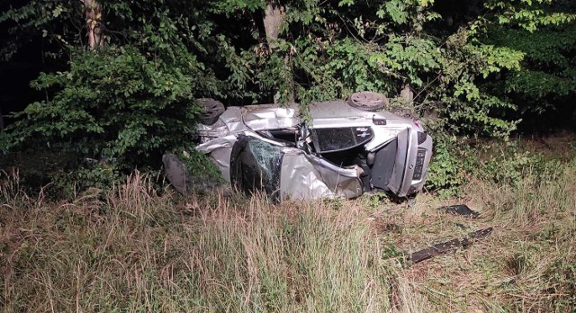 Wypadek w Ludwinie pod Pleszewem. Samochód uderzył w drzewo. Pasażer w ciężkim stanie trafił do szpitala