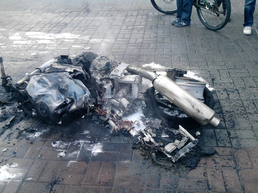 Tyle zostało z płonącego motocykla.