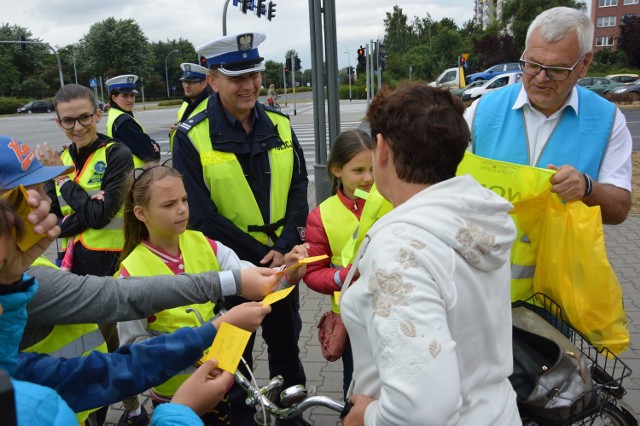  Akcja policji w Piotrkowie: dzieci wręczały "żółte kartki" osobom, które łamały przepisy ruchu drogowego