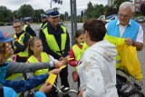 Akcja policji w Piotrkowie: dzieci wręczały "żółte kartki" osobom, które łamały przepisy ruchu drogowego