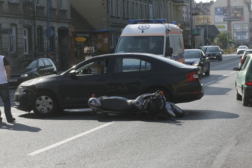 Wypadek motocyklisty w Legnicy (ZDJĘCIA)