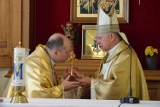 Arcybiskup Mieczysław Mokrzycki przyjechał do Ostrowca. Przywiózł relikwie świętego Jana Pawła II [ZDJĘCIA]