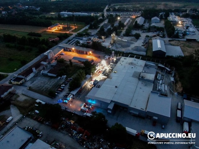 Pożar hali produkcyjnej przy ulicy Szczepanowskiej w Brzesku, z ogniem walczyło 10 zastępów straży pożarnej, 6.07.2021