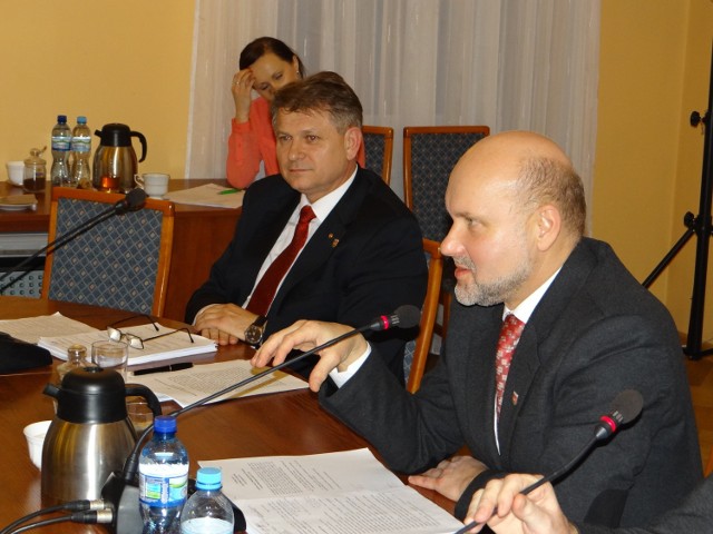 Przewodniczący rady Krzysztof Owczarek (na pierwszym planie) uważa, że uchwałę należy wycofać. Starosta Andrzej Stępień (obok) jest innego zdania