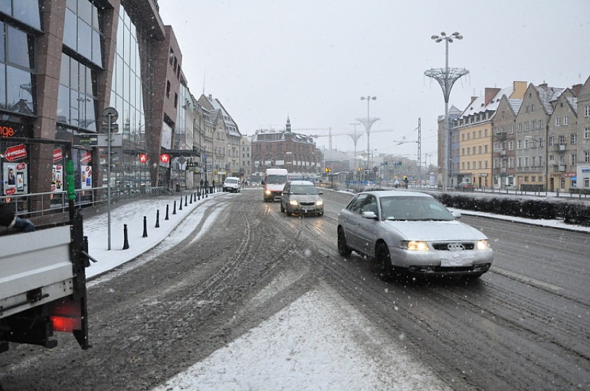 Pada śnieg, pada śnieg. A na drogach...  [ZDJĘCIA]