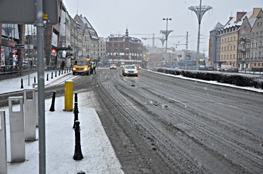 Pada śnieg, pada śnieg. A na drogach...  [ZDJĘCIA]