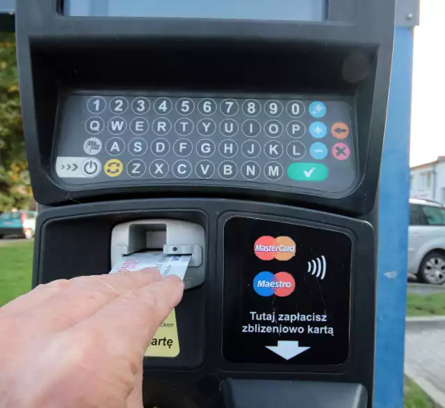 W Grudziądzu obowiązują dwie strefy parkowania A i B. Parkomaty nie przyjmują monet wyprodukowanych w 2020 roku. Za postój można zapłacić kartą.