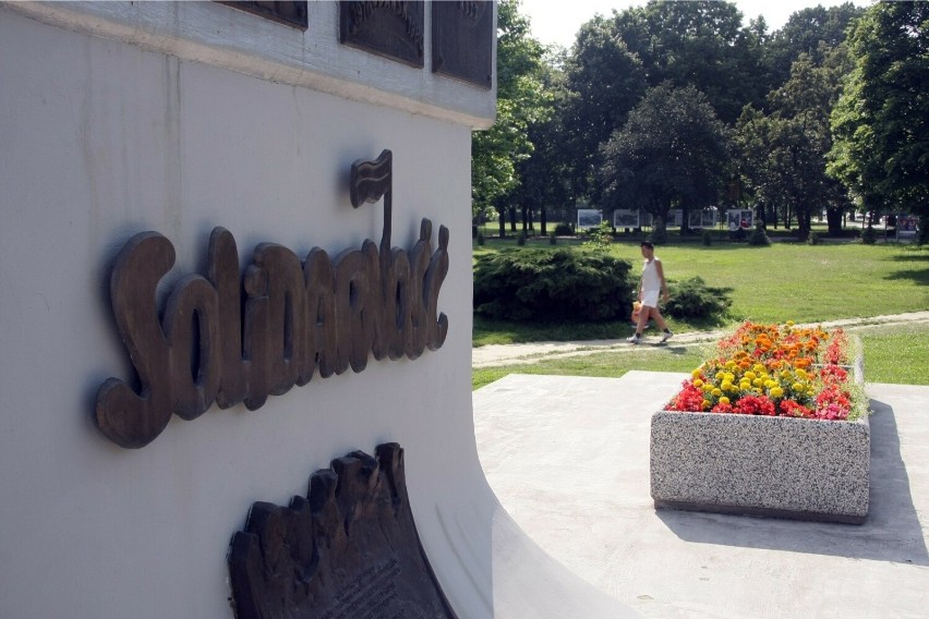 Kraków. Urzędnicy szukają właściciela słynnego pomnika "Solidarności" stojącego w Nowej Hucie