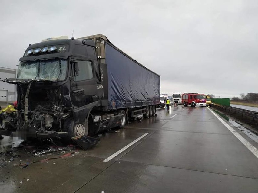 Wypadek na A4. Autostrada w kierunku Legnicy „stoi”! Zderzyły się trzy ciężarówki [ZDJĘCIA]