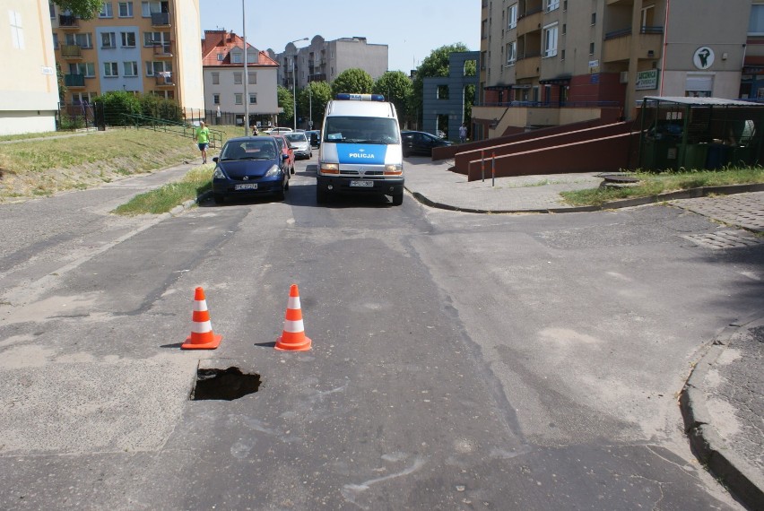 Uwaga kierowcy. Zapadła się jezdnia na ulicy Zgodnej w Kaliszu. ZDJĘCIA