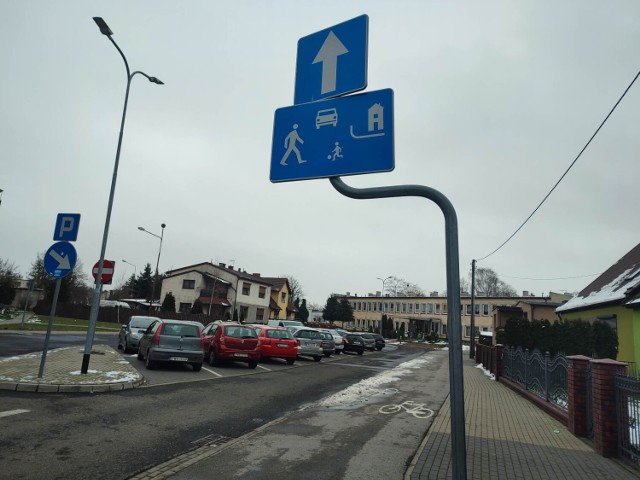 Parking przed przedszkolem to zmora rodziców. Ich zdaniem, miejsca parkingowe są tam ciągle zajęte.